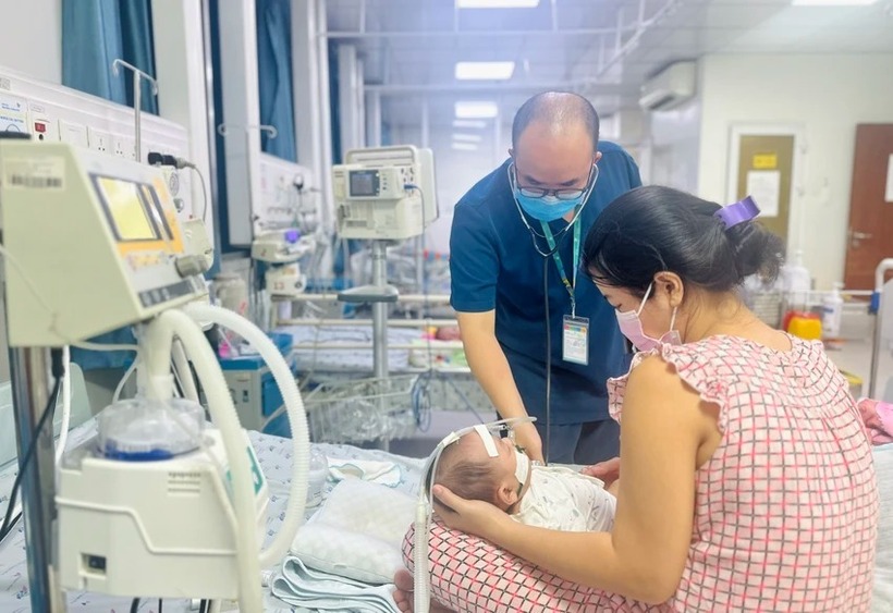 Bác sĩ thăm khám cho bệnh nhi. Ảnh: Pháp luật TP.HCM.