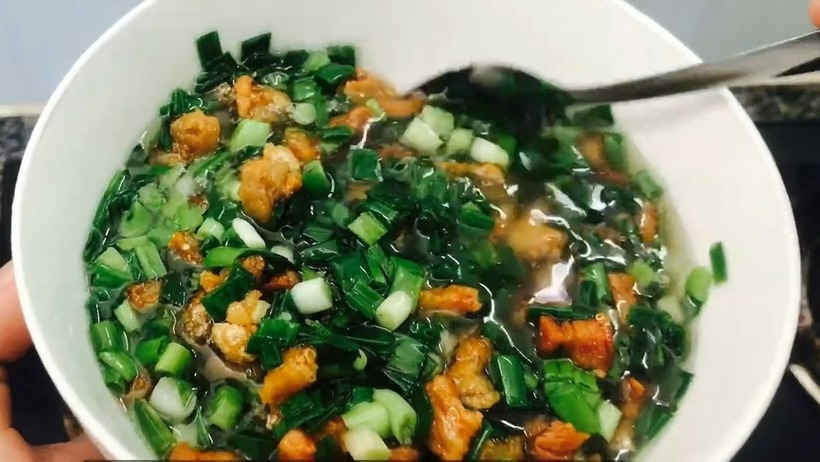 Với những bước đơn giản trên, bạn đã có ngay bát mỡ hành thơm ngon, xanh mướt để thưởng thức cùng các món ăn yêu thích. Ảnh minh họa.