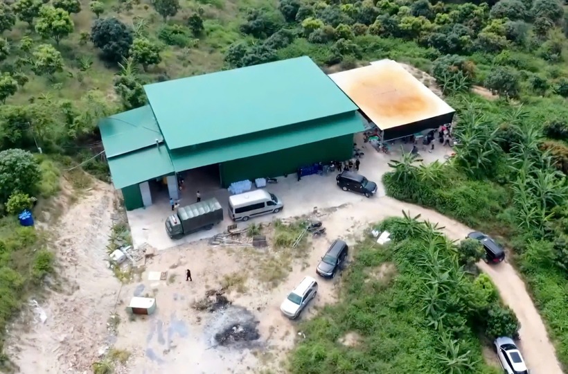 Cách mảnh đất này khoảng 3km, Minh thuê thêm một khoảng đất khác rộng khoảng 300m2 để tập kết nguyên vật liệu, hóa chất và các thiết bị liên quan.