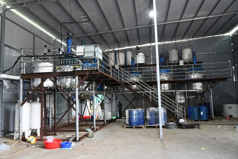 Cuối tháng 1/2025, khi nhà xưởng xây lắp xong, các đối tượng chuyển về đây nguyên vật liệu, hóa chất và bắt tay vào sản xuất giai đoạn 1. Các loại hóa chất được cho vào máy trộn, kết hợp các phụ gia và điều chỉnh nhiệt độ để tạo phản ứng giữa các chất hóa học.