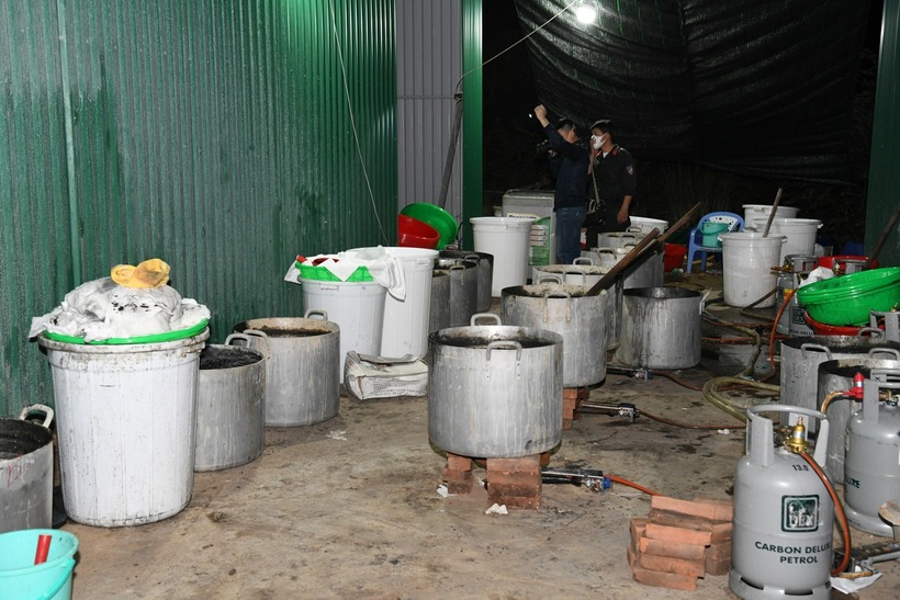 Minh mua nhiều xoong, bông gòn, rổ nhựa, bếp gas công nghiệp để thực hiện sản xuất ma túy trong giai đoạn 2. Số thành phẩm ở giai đoạn 1 được đưa về xưởng, bổ sung dung môi, gia nhiệt liên tục, sau đó lọc qua lớp bông gòn để tạo lắng rồi dùng máy li tâm để cho ra chất bột trắng.