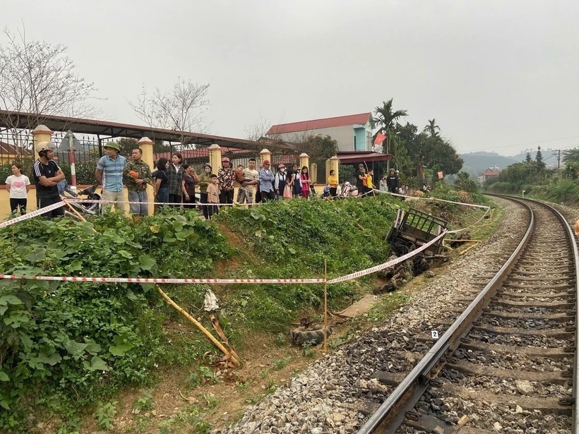 Chính quyền địa phương cùng lực lượng chức năng có mặt tại hiện trường và đưa nạn nhân đi cấp cứu. Ảnh: Vietnamplus/Báo Giao thông.