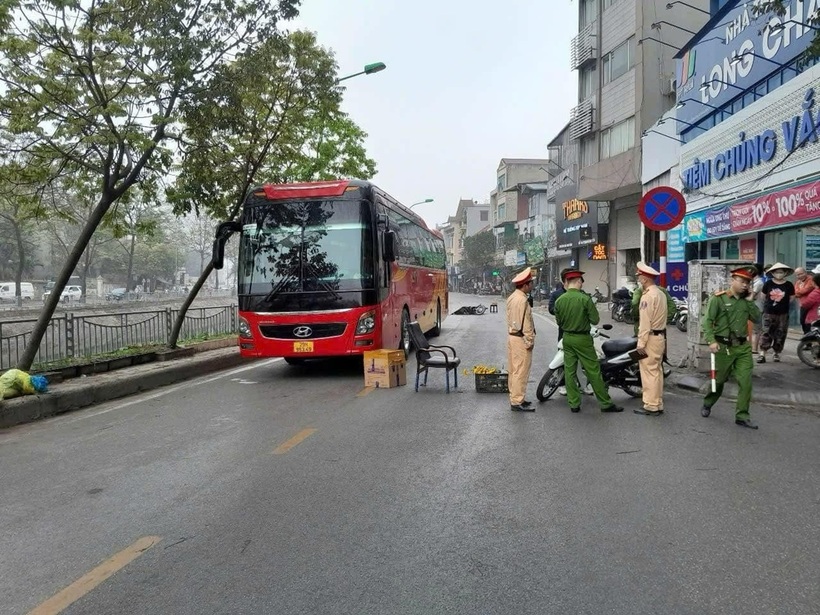 Hiện trường vụ tai nạn giao thông, khiến cô gái trẻ tử vong. Ảnh: Hà Nội Mới