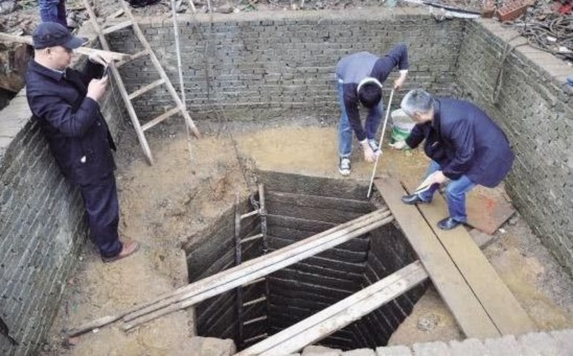 Nghi ngờ giếng cổ 1.500 năm tuổi chứa kho báu, chuyên gia dùng máy bơm hút cạn nước, trục vớt suốt 12 ngày đêm.