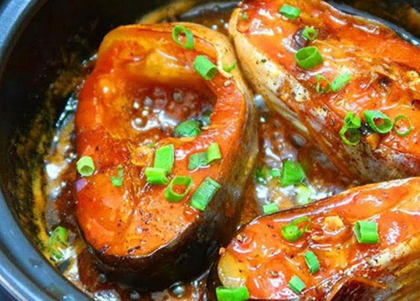 Vì sao cá kho ngon hơn khi nấu hai lửa?