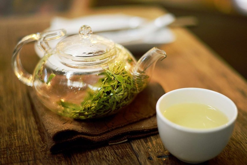 Uống trà xanh có thể góp phần giảm nguy cơ đau tim và đột quỵ.