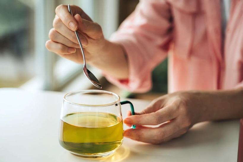 Caffeine và các hợp chất hoạt tính sinh học khác trong trà xanh có thể giúp bạn hoạt động mà không khiến bạn cảm thấy mệt mỏi.