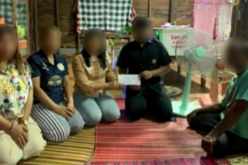 Các giáo viên tham dự lễ tang giả. Ảnh: Channel 8