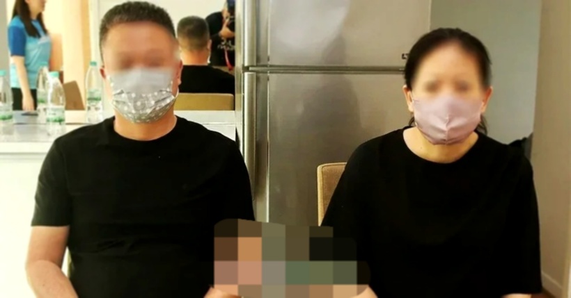Bố mẹ của nữ sinh Lee. Ảnh: China Press.