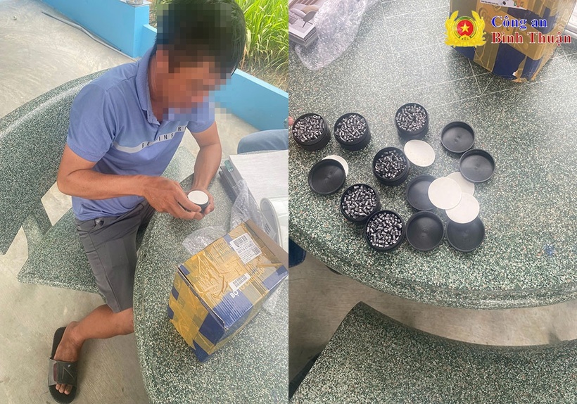 Anh P.H.V.P và đạn chì trong kiện hàng bị Cơ quan Công an bắt quả tang. (Ảnh: Cơ quan công an)
