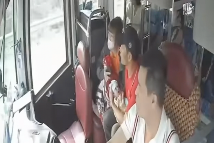 Hình ảnh phụ xe Hải bế cháu bé hơn 1 tháng tuổi chuẩn bị xuống chốt CSGT trên cao tốc. Ảnh: Giao Thông