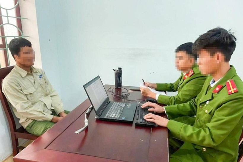 Công an xã Hậu Thành làm việc với anh Hoàng. Ảnh: Dân Trí