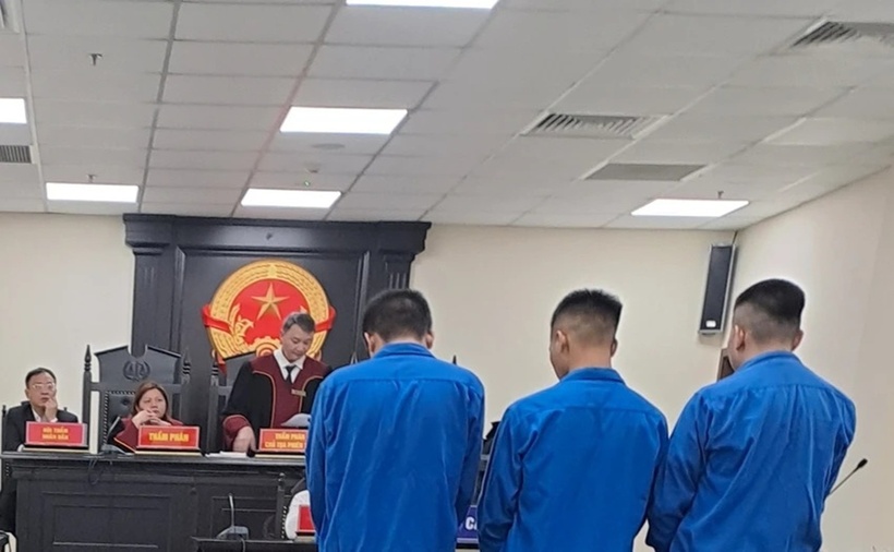 Các bị cáo nghe tuyên án. (Ảnh: Pháp luật TP.HCM)