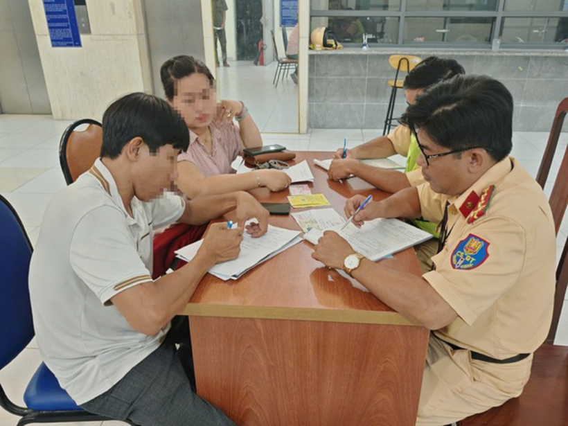 Tài xế Bùi Thanh S. làm việc với cơ quan chức năng. Ảnh: NLĐ