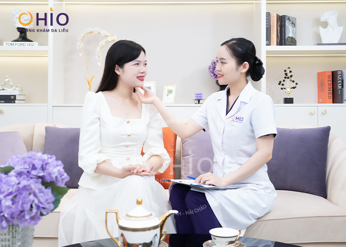 Khách hàng được hướng dẫn chăm sóc sau điều trị
