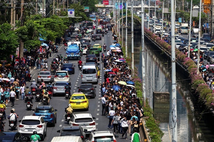 Người dân sơ tán do động đất ở Thái Lan. (Ảnh: Reuters)