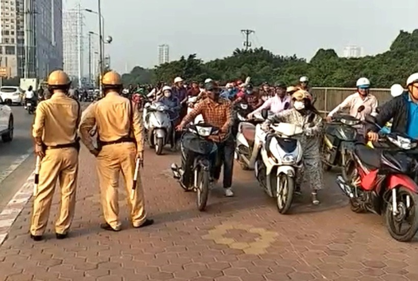 Dắt xe máy đi ngược chiều trên vỉa hè không thuộc hành vi vi phạm và không thể bị xử phạt vi phạm hành chính. Ảnh minh họa