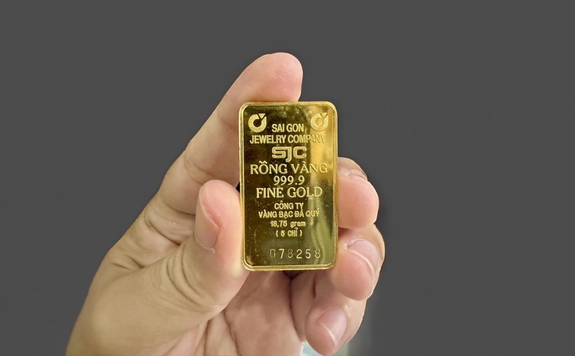 Vào cuối ngày 28/3, giá vàng miếng SJC và vàng nhẫn bất ngờ giảm nhiệt, về sát mốc 100 triệu đồng/lượng. Ảnh minh hoạ.