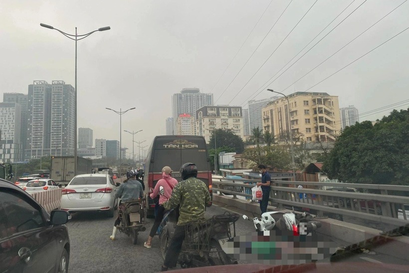 Hiện trường vụ tai nạn trên cầu vượt Mai Dịch, tài xế xe ôm công nghệ tử vong. Ảnh: Dân Trí