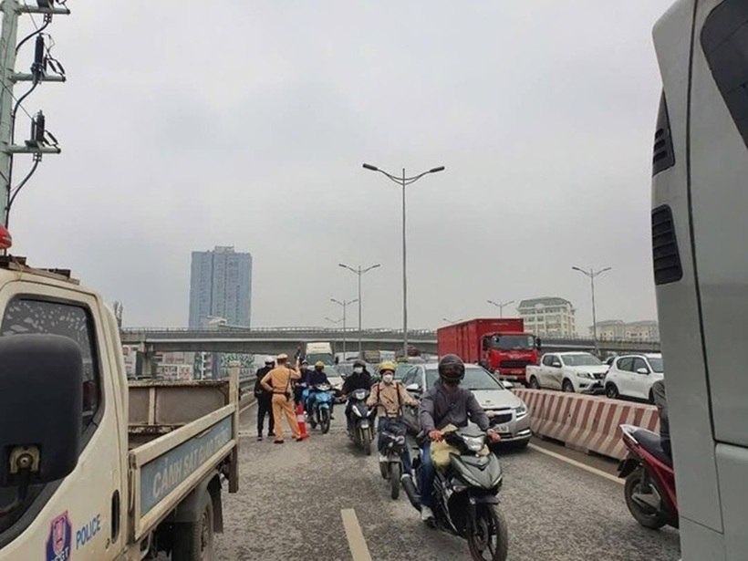 Giao thông khu vực ùn tắc. Ảnh: Người lao động