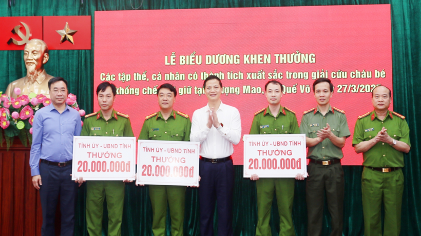 Chủ tịch UBND tỉnh Bắc Ninh Vương Quốc Tuấn, Giám đốc Công an tỉnh Bắc Ninh Bùi Duy Hưng cùng Phó giám đốc Nguyễn Văn Huệ trao Bằng khen cho các tập thể, cá nhân. Ảnh: Giao Thông