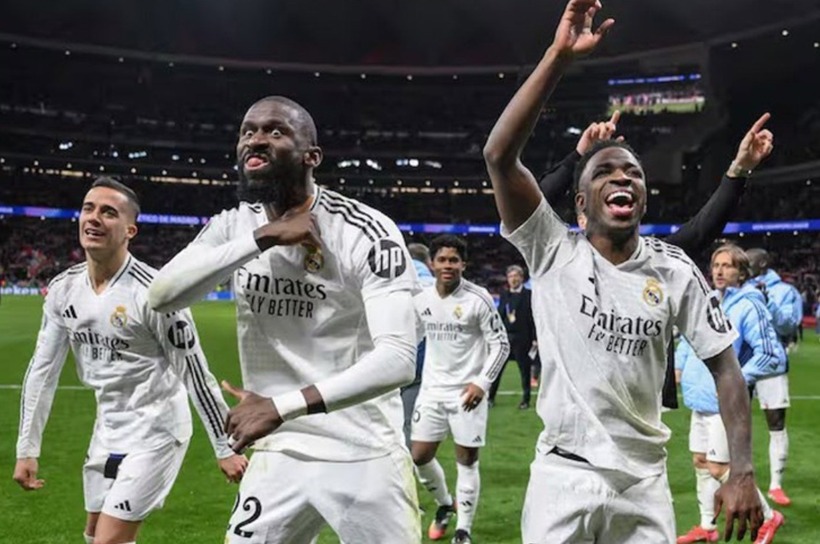 Antonio Rudiger và Vinicius ăn mừng sau trận Real gặp Atletico trên sân Metropolitano