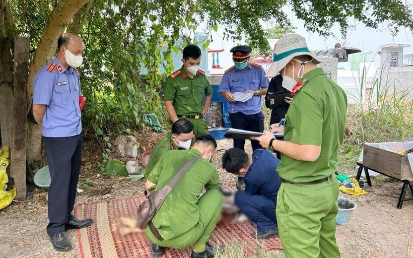 Lực lượng chức năng khai quật và khám nghiệm tử thi để điều tra vụ bé 5 tuổi tử vong bất thường. Ảnh: Lao động