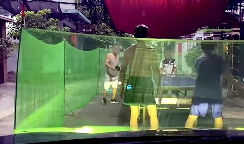 Nhóm 4 nguời đã giăng lưới, đặt bàn bóng bàn giữa đường ở Gò Vấp, cản trở xe qua lại. Ảnh: Vnexpress.