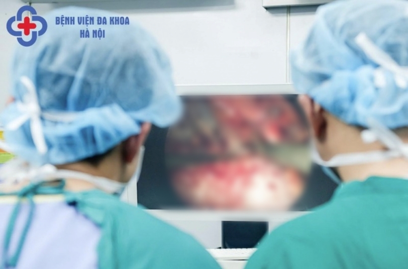 Các bác sĩ tiến hành phẫu thuật cho bệnh nhân. Ảnh: Công An Nhân Dân