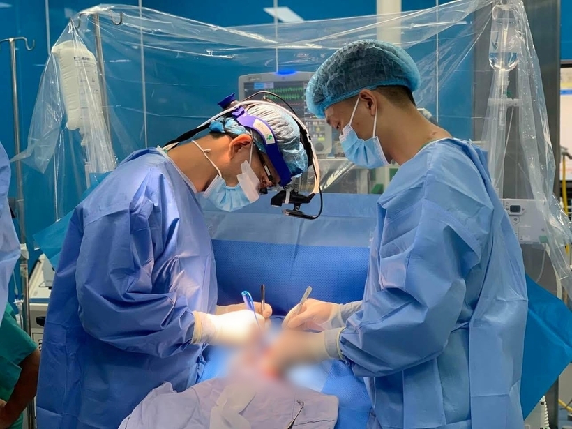 Qua hội chẩn chuyên khoa, bệnh nhi được chỉ định phẫu thuật tim hở vá thông liên thất. Ảnh: Gia Đình Việt Nam