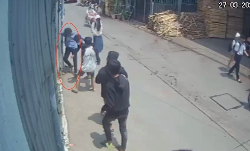 Nhóm thanh thiếu niên dùng hung khí đánh nam sinh bị thương nặng. Ảnh: Pháp luật TP.HCM.