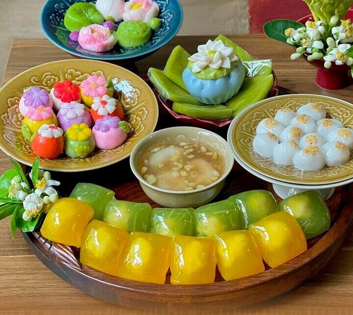Set combo gồm bánh trôi, bánh chay cùng nhiều loại bánh truyền thống hút khách trong dịp Tết Hàn thực. Ảnh: VTC News
