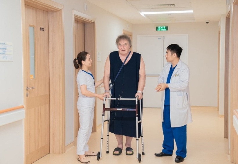 Ông Angus Robert (quốc tịch Anh) sau khi thay khớp háng 3D tại Vinmec Hải Phòng