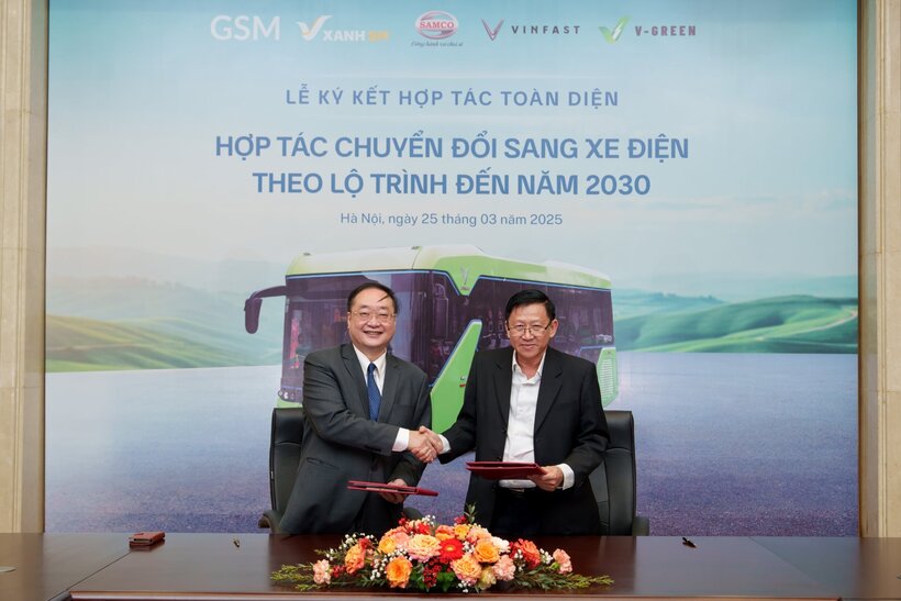 Ông Trần Lê Phương – Phó Tổng giám đốc GSM và ông Nguyễn Ngọc Linh – Phó Tổng giám đốc Tổng công ty SAMCO ký kết thoả thuận hợp tác