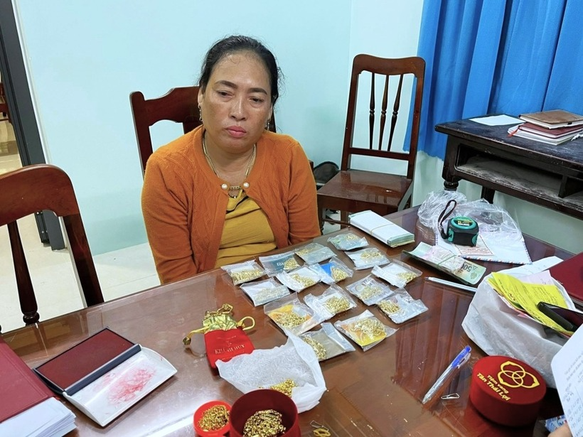 Thưởng cùng số tang vật là các dây chuyền vàng giả. (Ảnh: Công an Ninh Thuận)