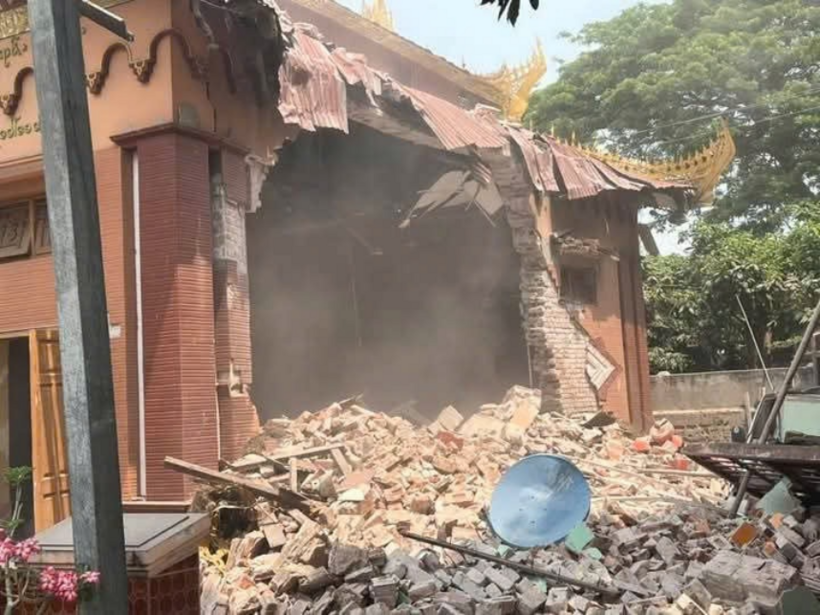 Nhiều tòa nhà sụp đổ, hư hại do động đất. Ảnh: Reuters