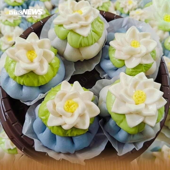 Bánh bao hình hoa thủy tiên chay với giá 150.000 đồng/set 5 bánh. Ảnh: VTC News