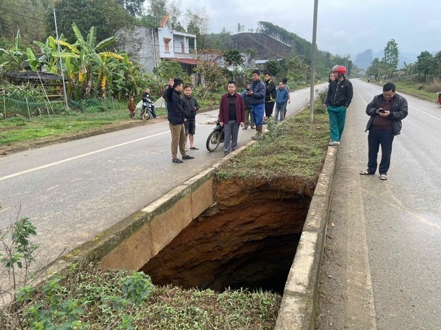 Người dân phát hiện hố sụt lớn sau tiếng động lớn. Ảnh: Tiền phong