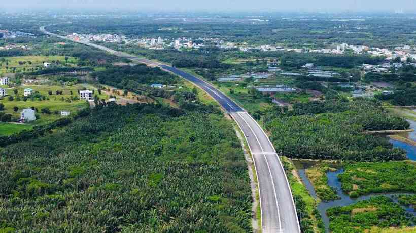 Dự kiến dịp 30/4/2025 sẽ hoàn thành đưa vào khai thác hai đoạn dự án cao tốc Bến Lức - Long Thành và thông xe tuyến chính của 4 dự án