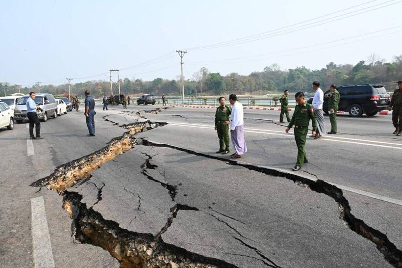 Lãnh đạo Myanmar kiểm tra đoạn đường bị nứt gãy ở Naypyitaw sau trận động đất ngày 28/3. (Ảnh: AP)