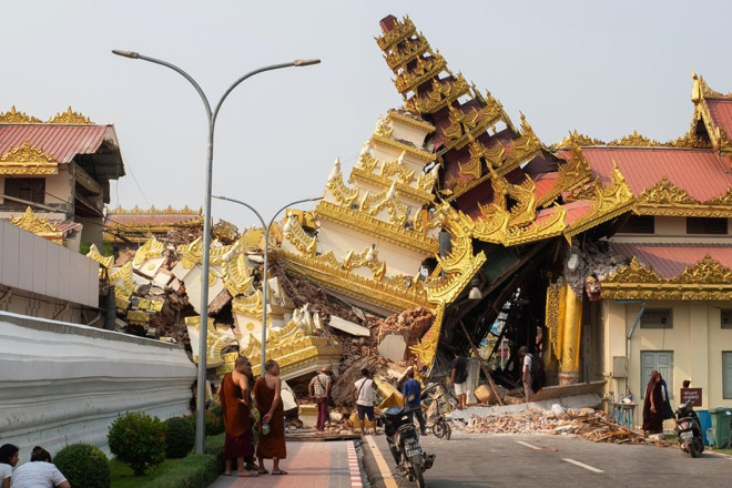 Một ngôi chùa ở thành phố Mandalay của Myanmar bị hư hại sau động đất. Ảnh: EPA-EFE