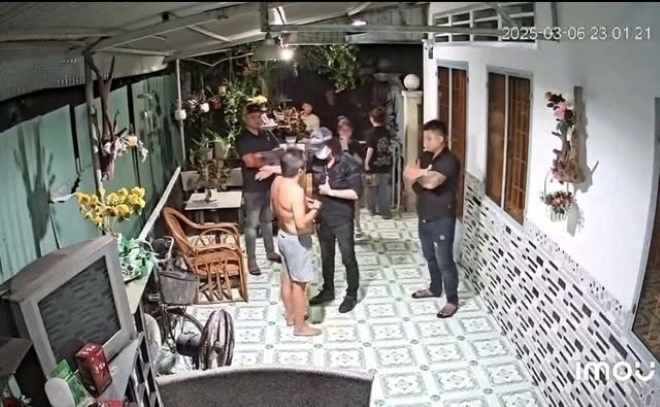 Nhóm người của Trà Mi uy hiếp người nhà chị T. Ảnh: VOV