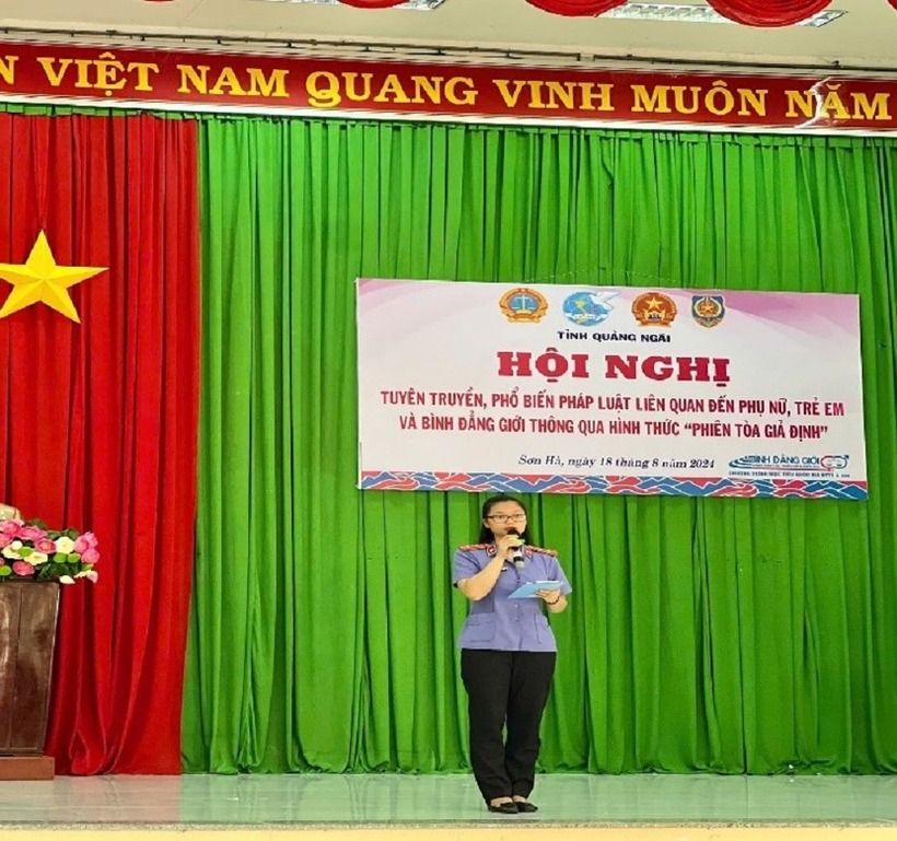 Hội viên Chi hội Luật gia tuyên truyền, phổ biến pháp luật liên quan đến phụ nữ, trẻ em và bình đẳng giới thông qua hình thức "phiên tòa giả định".