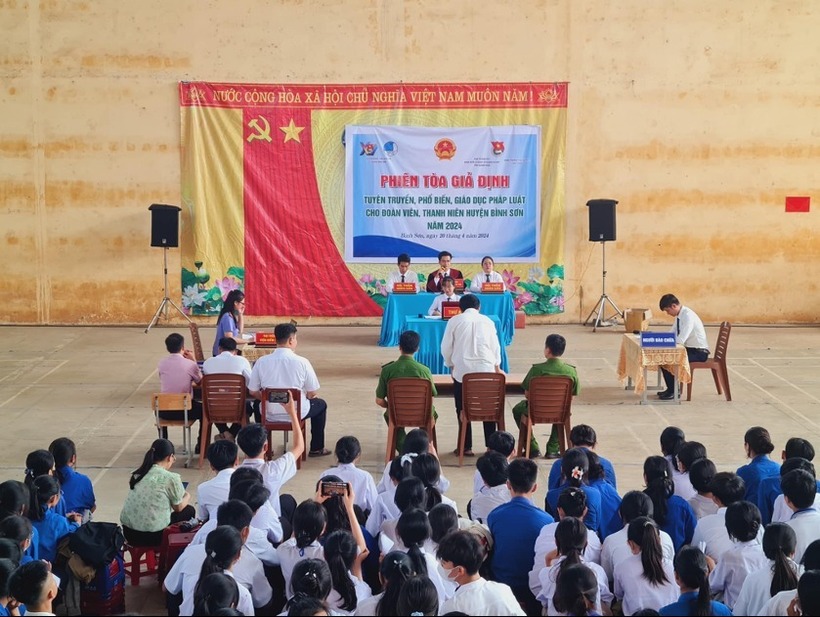 Phiên tòa giả định với hơn 2.000 học sinh tham gia tại Bình Sơn.