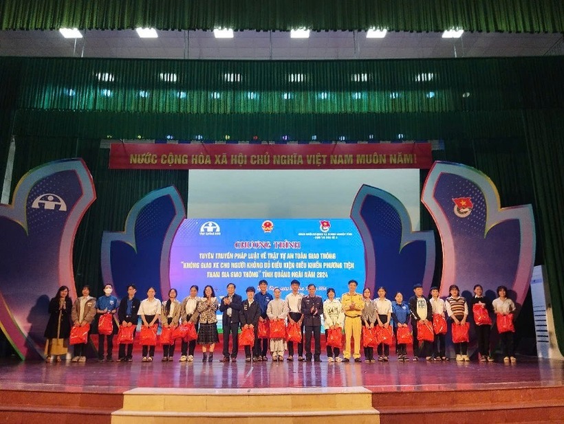 Tổ tư vấn giải đáp trong phần giao lưu trao quà lưu niệm đối với các em học sinh có câu trả lời xuất sắc nhất.