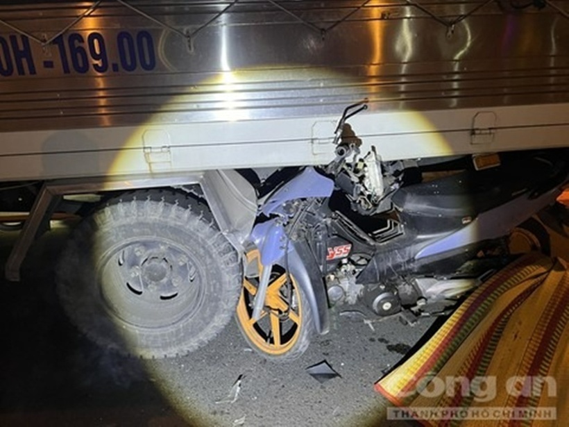Chiếc xe máy biến dạng găm chặt đuôi xe tải. Ảnh: Báo Công an TP.HCM.