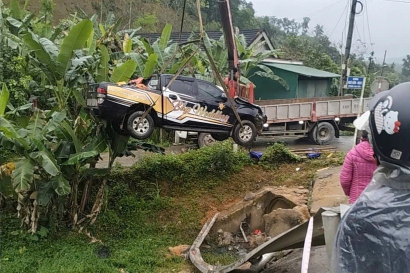 Xe cẩu được điều tới hiện trường để giải cứu phương tiện gặp nạn. (Ảnh: Dân trí)
