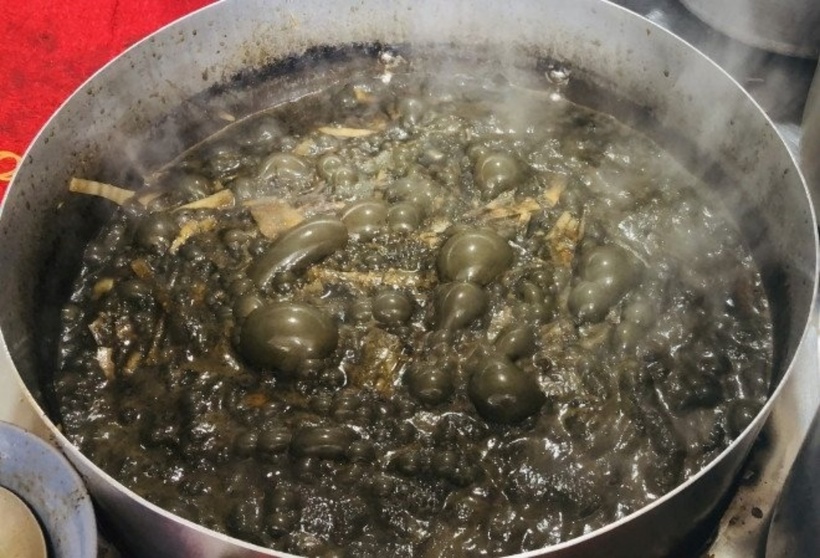 Nước dùng của món bún cua thối có màu đen.