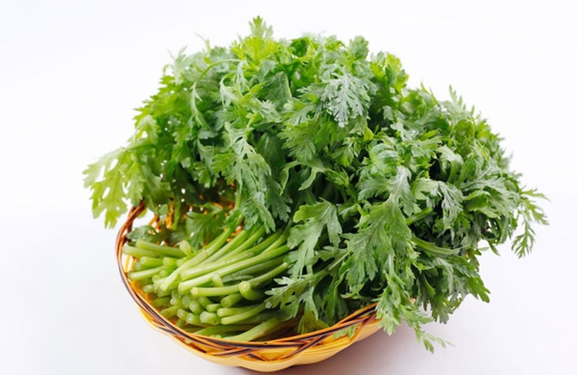 Cải cúc, hay còn gọi là rau cúc, là một loại rau xanh phổ biến với hương vị thơm ngon và giàu dinh dưỡng. Ảnh minh hoạ.