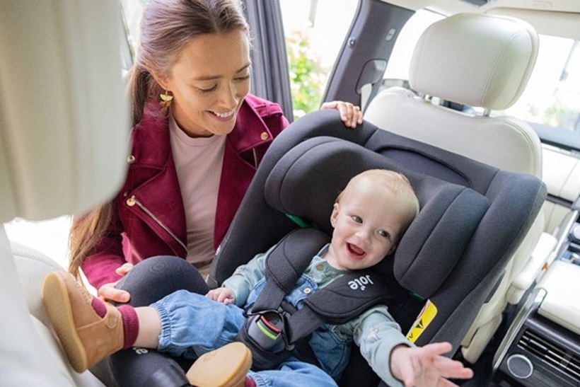 Trẻ dưới 10 tuổi và cao dưới 1,35m phải được sử dụng thiết bị an toàn phù hợp khi đi ô tô (Ảnh: Joie Baby Việt Nam)